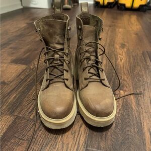 Sorel women’s Size 8 Tan Leather Boots